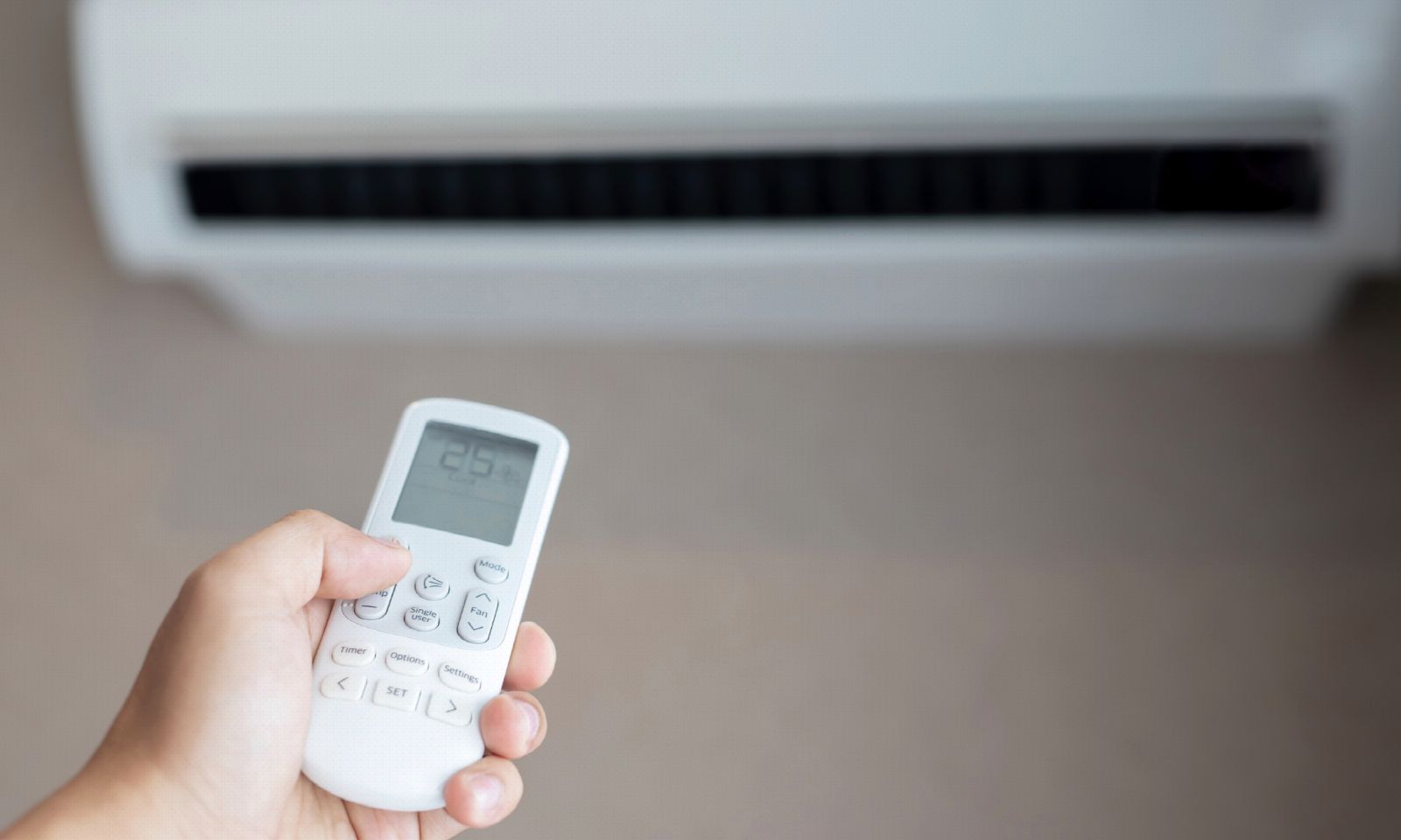 Ar-condicionado split sendo ligado pelo controle remoto