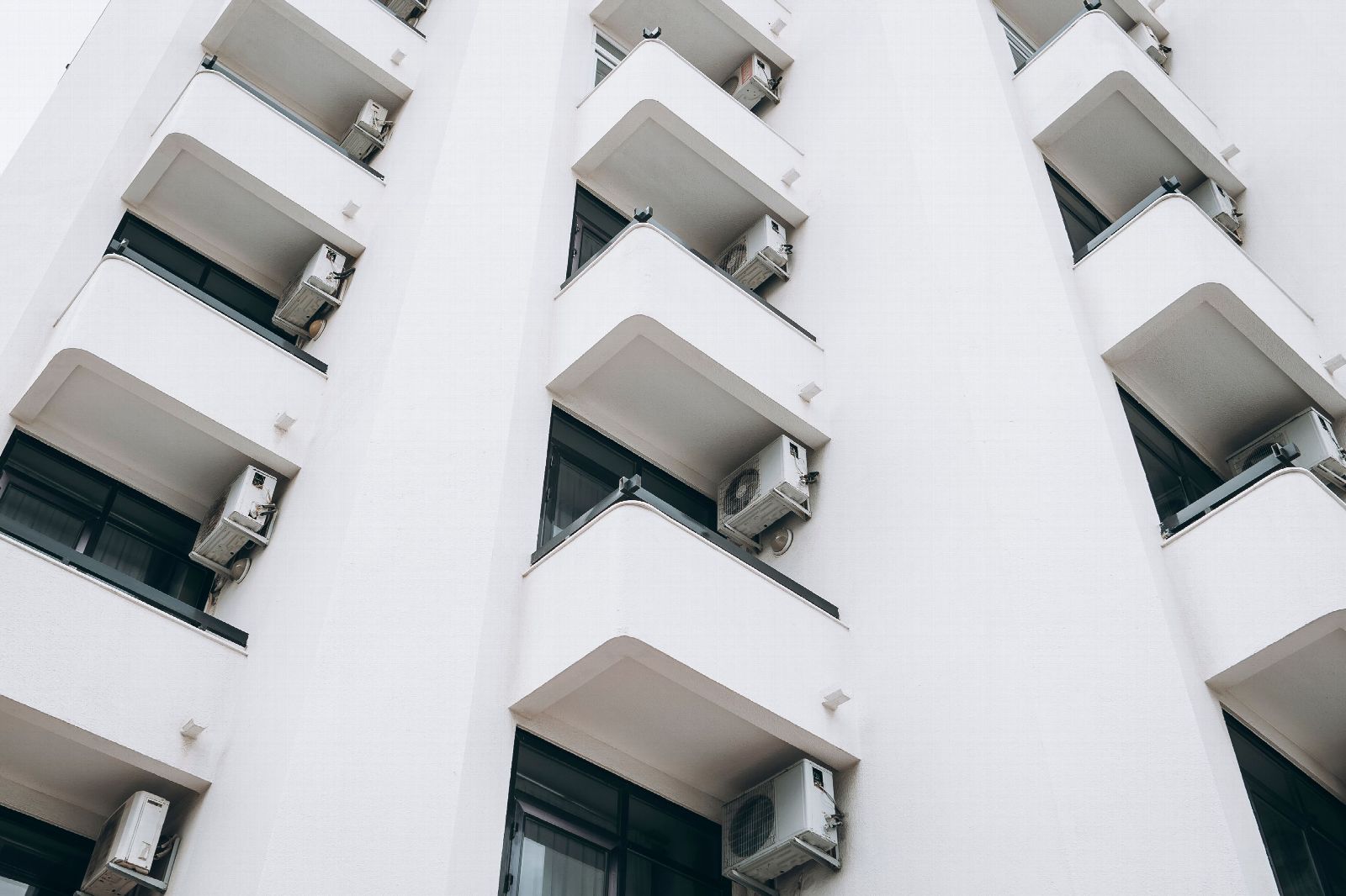 Fachada de edifício com aparelhos de ar-condicionado